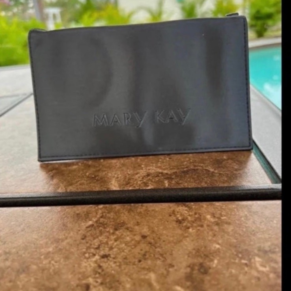 Sleek Black Cosmetic Case for Effortless Organization
